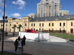 На Арсенальной площади грузовик провалился в фонтан, который был открыт накануне