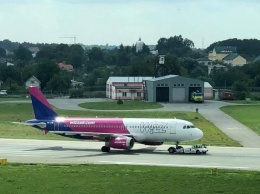 Самолет из Кипра подал сигнал тревоги и аварийно сел во Львове (ФОТО)