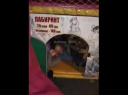 В Одессе мужчина выгоняет жену с младенцем спать на улицу