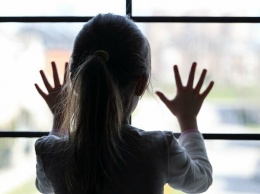 В Харькове мать с психическими расстройствами месяц удерживала и не выпускала из квартиры 10-летнюю дочь
