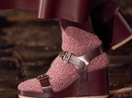 Сандалии и носки - комбинация, которая возвращается в гардероб этой осенью