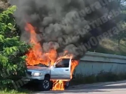 Водитель выпрыгивал на ходу: в Киеве сгорел автомобиль (видео)