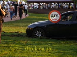 В Киеве "герой парковки" забрался на газон около ВДНХ и стал посмешищем для сотен пешеходов