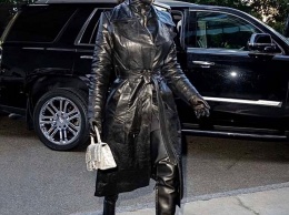 Образ дня: Ким Кардашьян в кожаной балаклаве Balenciaga