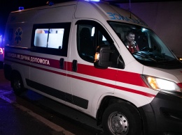 В центре Киева возле ресторана мужчину ударили ножом в грудь: видео момента нападения