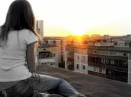 В Харькове девочка-подросток спрыгнула с крыши высотки на глазах у подруги