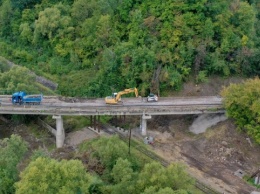На Прикарпатье ремонтируют мост через реку Любижня - фото