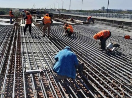 В Запорожье бетонирование плит проезда к балочному мосту идет ударными темпами- фото