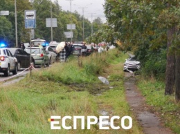 В Киеве автомобиль слетел в кювет и насмерть сбил пешехода