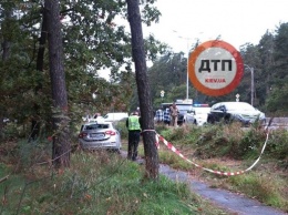 В Киеве авто насмерть сбило девушку на остановке