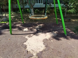 Установленные в прошлые годы детские площадки в Крыму нуждаются в ремонте