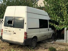 В Запорожской области пьяный водитель на микроавтобусе врезался в забор частного дома