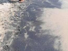 В Мариуполе на побережье стало меньше "черных песков"