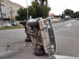 В городе Запорожской области от удара автомобиль лег на бок - фото