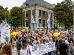 В Нидерландах на митинг против обязательных COVID сертификатов вышли тысячи людей