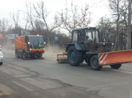 Одесские коммунальщики откажутся от посыпания улиц песком во время гололедицы, но пока закупают больше 22 тысяч тонн