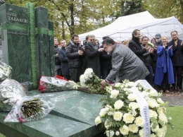 Друзья, близкие и поклонники пришли на могилу Табакова - там наконец появился памятник