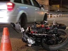 В Киеве мотоциклист протаранил автомобиль охранной службы