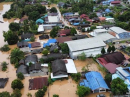 Масштабные наводнения в "погрузили" Таиланд под воду (фото)