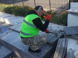 Специалисты «Сервисного центра» заменили плитку возле памятника «Похищение Европы». Фото