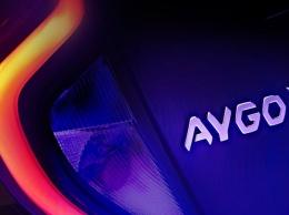 В Интернете появился первый официальный тизер нового кроссовера Toyota Aygo X 2022
