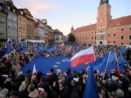 Десятки тысяч поляков вышли на манифестацию "Остаюсь в ЕС"