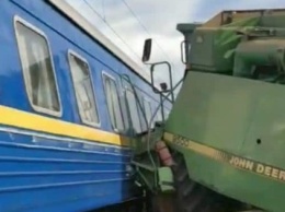 Поезд Бахмут - Львов протаранил комбайн, поврежено шесть вагонов (ФОТО)