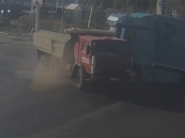 В Днепре на Донецком шоссе столкнулись два грузовика и перегородили проезжую часть: видео момента