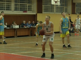 Баскетбольный коллектив «Металлург-НУЗП» уступил в двух домашних матчах Первой лиги