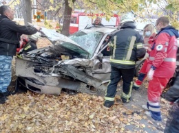 На Новых домах - авария, спасатели вырезали водителя из искореженной машины