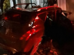 В Аккермане водитель внедорожника влетел в стену дома и сбежал с места ДТП, бросив пострадавшую девушку