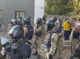 В Симферополе возле здания суда задержали крымских татар