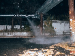В Днепре на Полигонной прорвало теплотрассу: фонтан воды залил проезжую часть