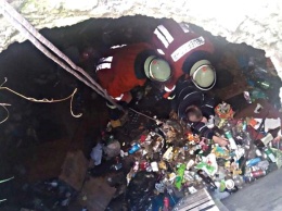 На Львовщине спасатели достали людей из 4-метровой мусорной ямы