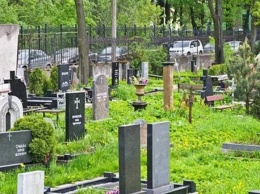 Подбирается к домам: жители села на Киевщине жалуются на расширение границ кладбища