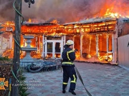 В Каменском на рынке масштабный пожар: сгорели кафе, магазины, ломбард