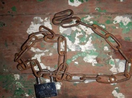 В Одесской области работника приковали цепью