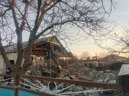 В Донецкой области боевики уничтожили артиллерией два жилых дома: под завалами оказались два человека, один военнослужащий тяжело ранен