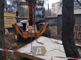 Толкают стариков и пугают тракторами: на поселке Котовского титушки прикрывают незаконное строительство