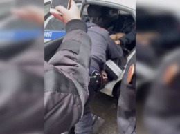 В Петербурге полиция с применением силы задержала школьницу