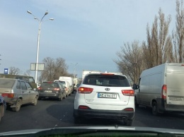 На выезде из Днепра машины едут по встречке из-за огромной пробки
