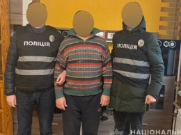 Подарил телефон и просил интимные фото: в Чернигове задержали 56-летнего мужчину, подозреваемого в хранении детской порнографии
