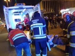 Упавшую под поезд в метро в Киеве спасли