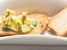 Простые новогодние рецепты: диетический салат из печени трески с зеленым луком и укропом