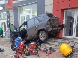 В Харьковской области авто влетело в магазин