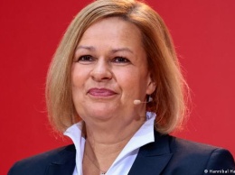 МВД Германии впервые возглавила женщина: что стоит знать о Нэнси Фезер