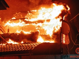 В Днепре в дачном кооперативе горит двухэтажный дом: пожар тушат больше часа