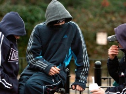 На Борщаговке орудует банда подростков-грабителей: что говорят в полиции