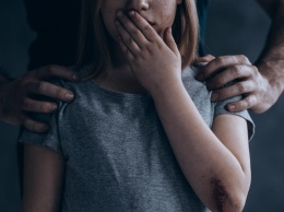Угрожал лишить еды и сдать в детский дом: в Каменском мужчина 10 лет насиловал троих своих дочерей