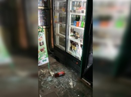 Отоварился: в Кривом Роге в магазине мужчина разбил холодильник и, прихватив пару бутылок, скрылся